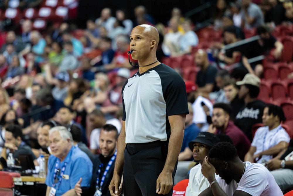 爱游戏官方网站 -摩纳哥训练开放日，赛后临场应变引欢呼，CBA常规赛在即，训练强度明显提升(cba赛后球迷呼喊不当言论被行拘)